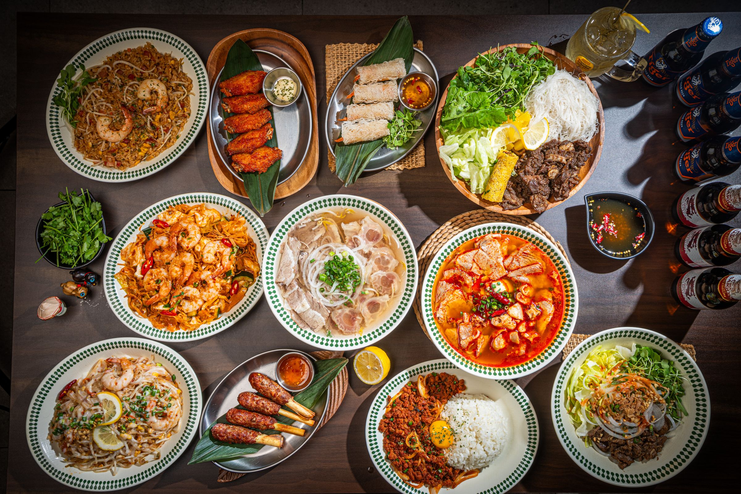 쌀국수, 팟타이, 분짜, 짜조, 닭날개와 맥주가 차려진 아루의 테이블